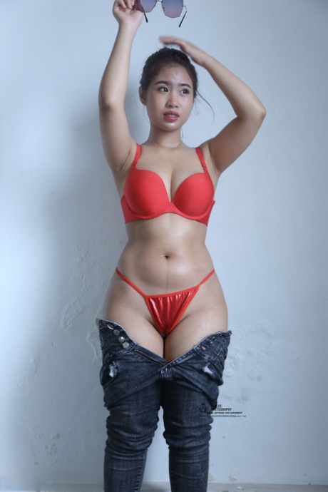 Brunette Asian hottie entfernt ihre Jeans und zeigt ihre große Blase Arsch