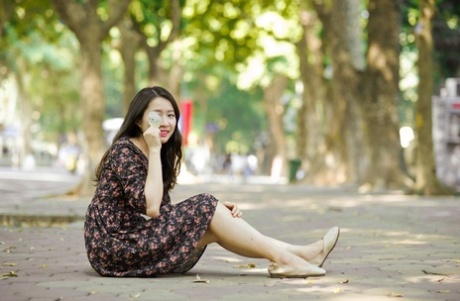 Великолепные азиатские девушки-брюнетки позируют в летних платьях на публике
