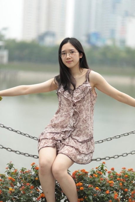 Snygg asiatisk sexpotta retas i en sexig kort klänning utomhus