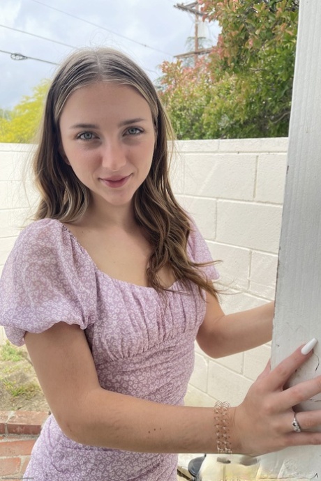 La bellissima teenager Macy Meadows mostra le sue piccole tette e presenta la sua figa