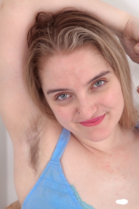 La sporca e paffuta teenager Tamsin Riley espone la sua figa pelosa e posa nuda