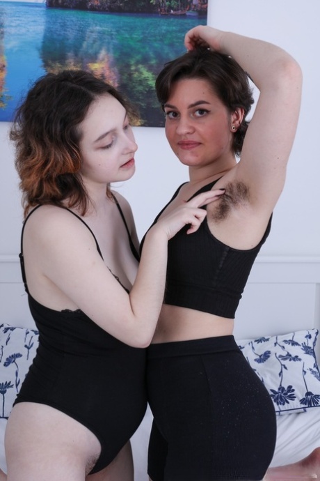 Brunette lesbiennes Krista Williams & Maja Aguilar bespelen elkaars harige kutjes