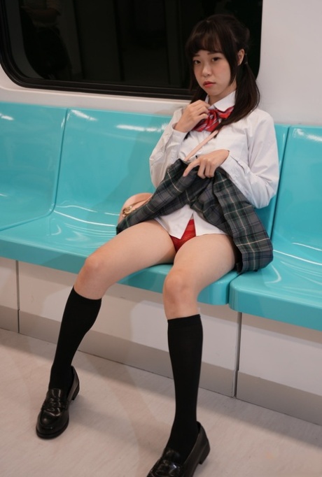 Азиатская школьница Юли занимается сексом в стиле доггистайл со старшеклассником в поезде