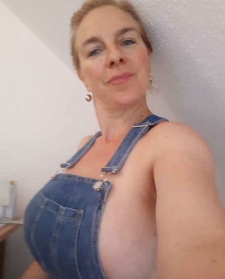 Mature mom posing provocatively in her personal no-makeup compilation