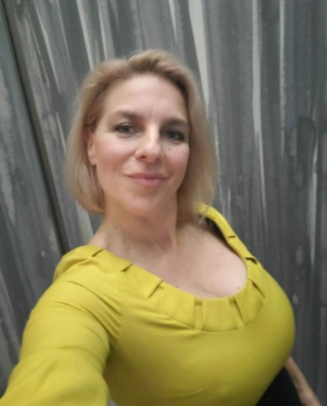 Mature mom posing provocatively in her personal no-makeup compilation