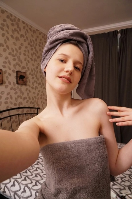 Amadora deslumbrante tira selfies nuas mostrando as suas mamas pequenas e o seu clitóris lambível