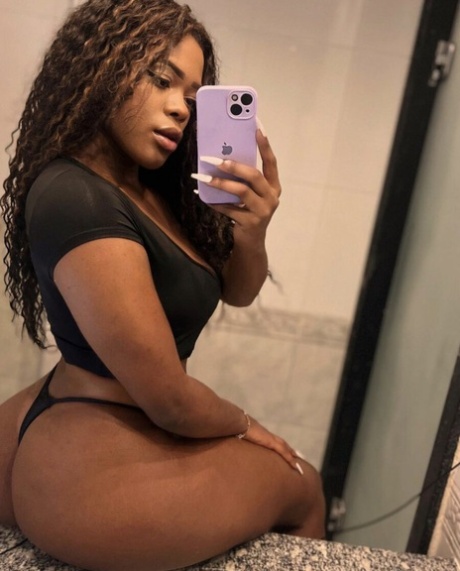 Sexy Latina Luana tar selfies av sine utrolige kurver i speilet.