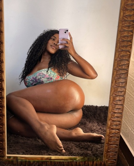 Sexy Latina Luana tar selfies av sine utrolige kurver i speilet.
