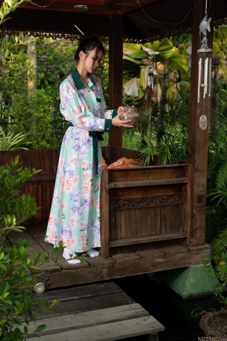 Urocza azjatycka nastolatka Mayuko eksponuje swój piękny duży tyłek i gorącą cipkę na zewnątrz