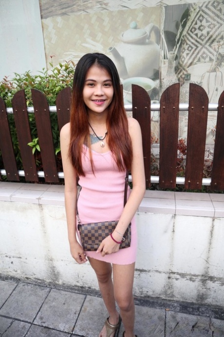 Schlanke asiatische Teenagerin Mai stellt ihre schlanke Figur zur Schau und posiert in einem Hotelzimmer