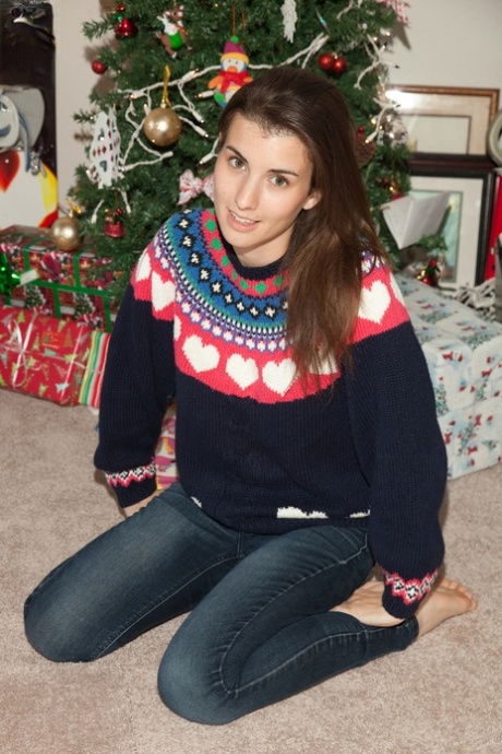 Teenie-Freundin Melissa Johnston entblößt ihren bezaubernden Arsch am Weihnachtstag