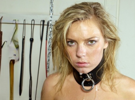 Ondeugende babe Ally Kay krijgt haar keel en kutje geramd in BDSM-actie