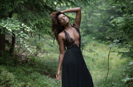 Glamouröses schwarzes Babe Nirmala Fernandes zeigt ihren schönen nackten Körper im Freien