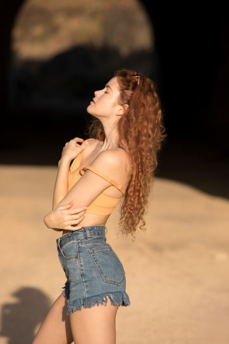 Sexpot Heidi Romanova shows her perfect naked body at the beach