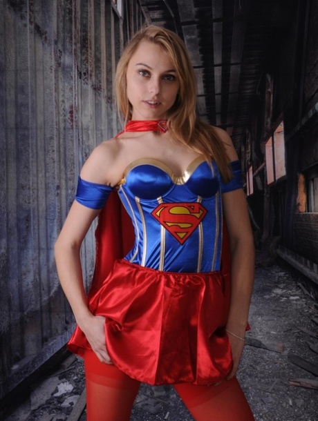 Mooie amateur babe Chloe poseert verkleed als Superwoman in een solo