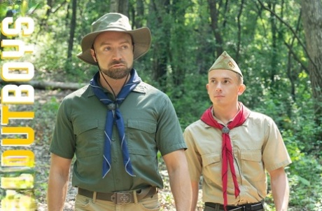 Il capo scout gay Banner fa un rimjob a un twink caldo e lo scopa a pecorina