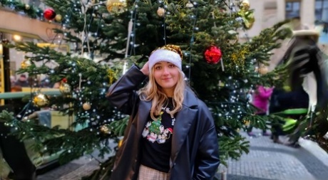 Niegrzeczna nastolatka Chloe Chevalier cieszy się świątecznym analnym rżnięciem ze swoim chłopakiem