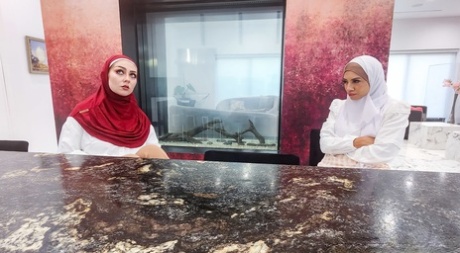 Sletterige Arabische babes Sasha Pearl & Kira Fox eindigen een POV 3-some met facial cumshots