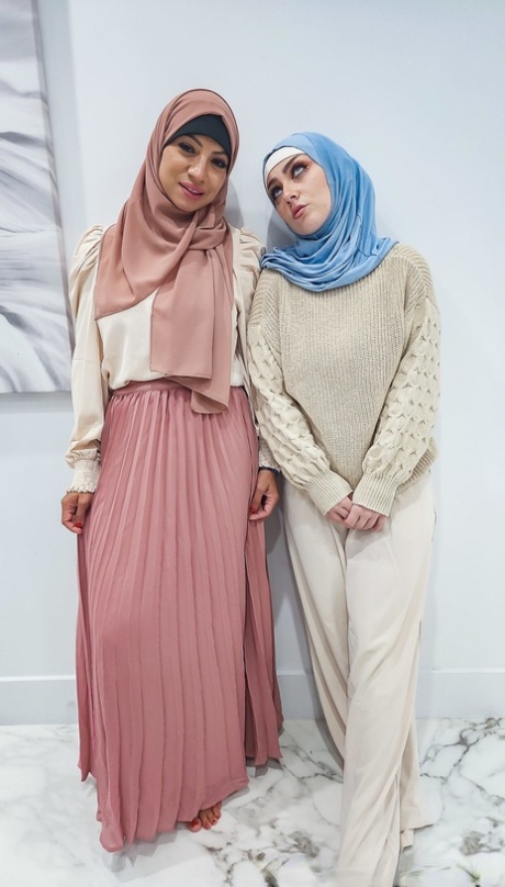 De frække arabiske babes Sasha Pearl & Kira fox afslutter en POV 3'er med facial cumshots
