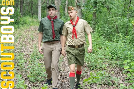 Blond scout blir analt bestraffad av sin äldre kollega i skogen