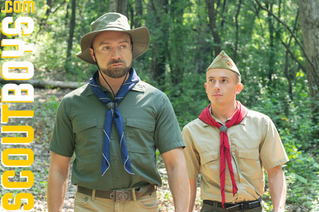 Zralý skautský vedoucí Banner a mladý skaut Zack pózují ve svých sexy uniformách