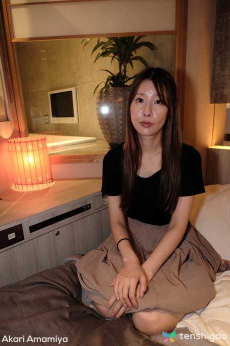 Geile Japanse tiener Akari Amamiya masturbeert voor POV sex