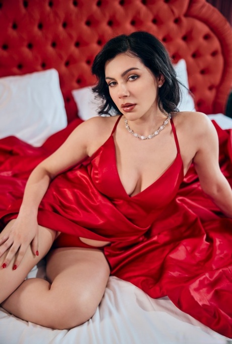 Pornoster in een rood jurkje Valentina Nappi berijdt een BBC met haar eikel