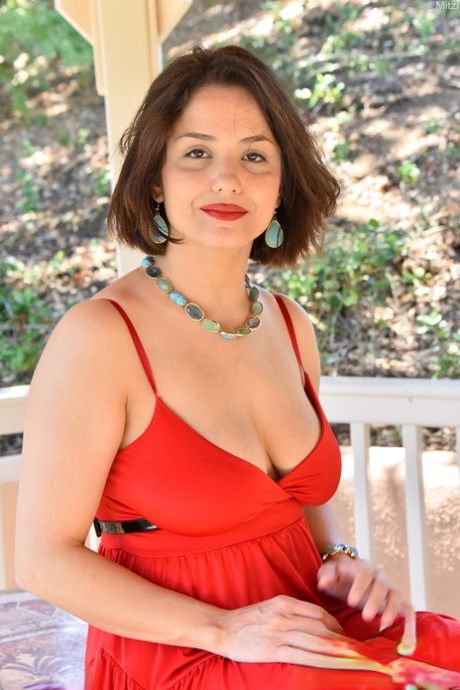 A linda MILF Mitzi expõe as suas belas mamas penduradas em público