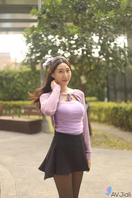 Una ragazza asiatica posa in abiti normali prima di cavalcare un cazzo in lingerie sexy