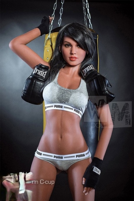 Gebruinde boxer sekspop toont haar geweldige grote lullen en geschoren kut
