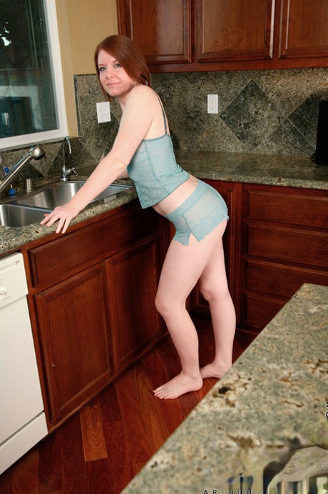 Amatør-husmor Ariana Carmine nyder vand-onani i køkkenet
