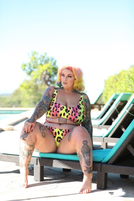 Sexy BBW loses her colorful swimsuit outdoors and exposes her hot inked body