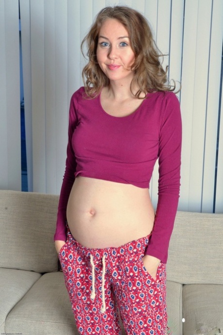 怀孕的 Aali Rousseau 在张开毛茸茸的阴部时变得湿润可口