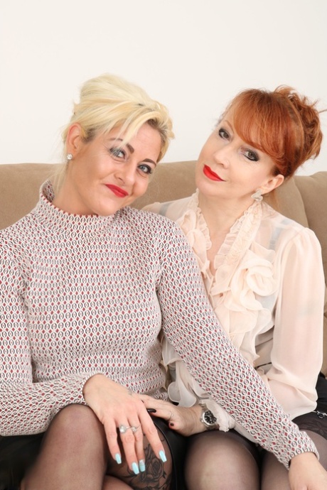 Modne lesbiske Red & Kelly Cummins tager sig af hinandens liderlige fisse