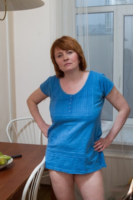 A solitária dona de casa amadora Strea brinca com a sua vulva peluda na mesa de jantar