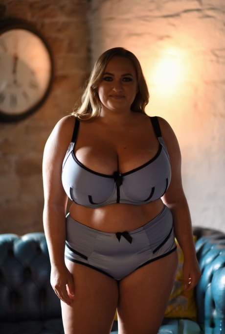 Das fette britische Model Sara Willis zeigt sich oben ohne und entblößt ihre riesigen Brüste