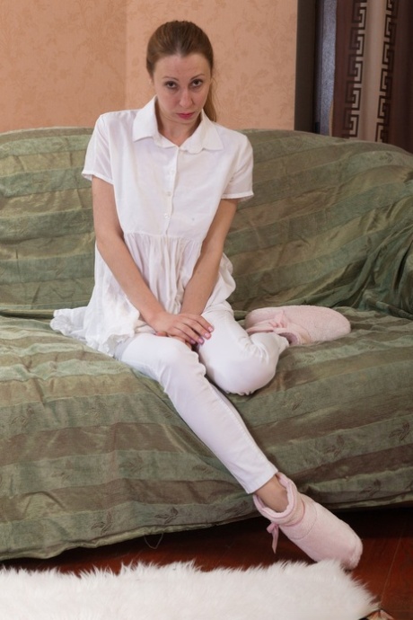 Amateur mature Amanda S déshabille ses vêtements blancs et exhibe sa chatte touffue