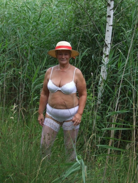 Vilda knubbiga granny Gisela klär av sig till strumporna utomhus & sprider sin fitta