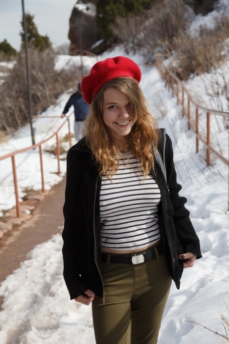 La adolescente amateur Hilary Craig expone sus tetas y las aprieta en un día de invierno
