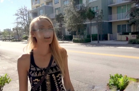 Magere babe Heather Hamilton geniet van hardcore seks & neemt een gezichtsbehandeling