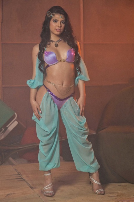La superbe star du porno Gina Valentina exhibe son glorieux cul dans un strip-tease torride.