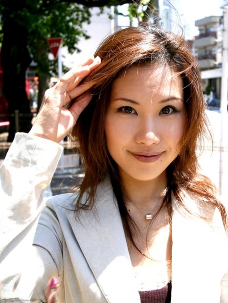 Азиатская малышка Юуки Митамура оседлала член после того, как побаловала свою волосатую киску и тугой анус