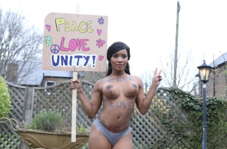 Sexy ebony Kiki Minaj getting her tight butthole rammed by white meat