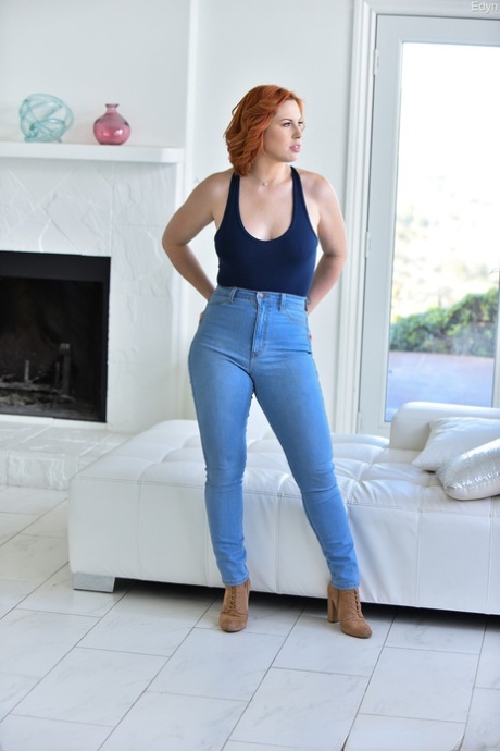 Atemberaubende MILF in Jeans Edyn entblößt ihre schönen Titten & ihre großen Liebeslöcher