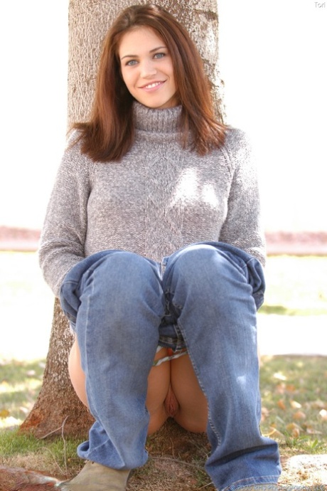 Nydelig amatør Tori viser sin store rumpe og hennes velsmakende fitte i jeans utendørs