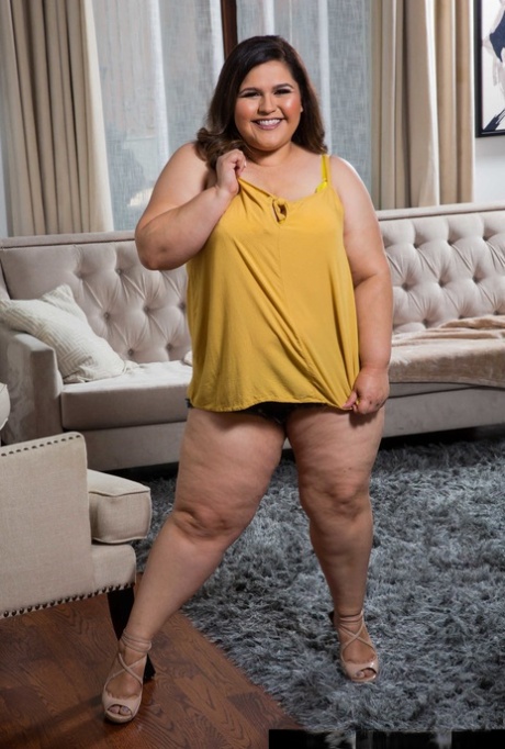 Fat Teen Karla Lane entblößt ihren massiven Arsch und große Brustwarzen in einem Solo